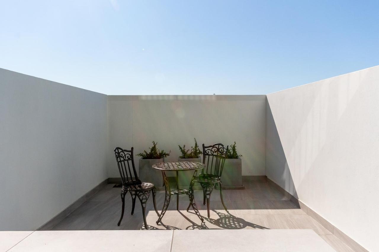 One On -vibrant Woodstock With Private Patio Area *